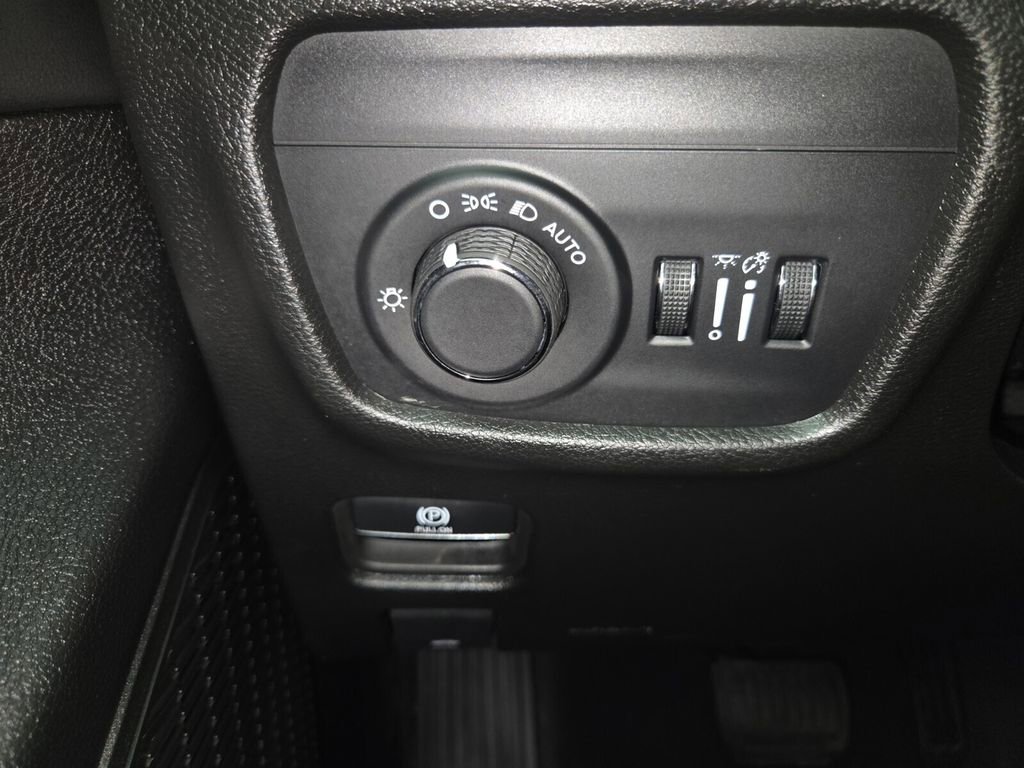 Certified 2025 Jeep Grand Cherokee Laredo w/ Luxury Tech Group I image 22