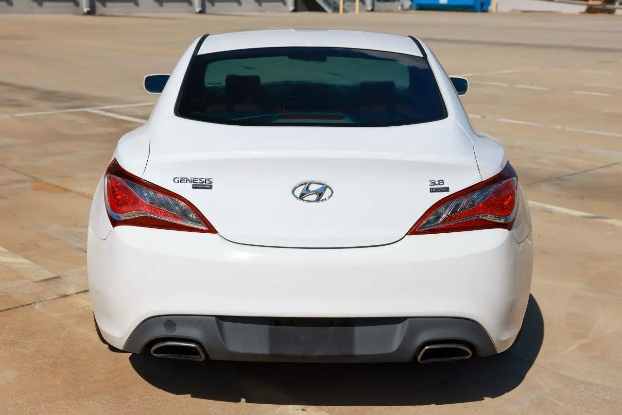 Used 2013 Hyundai Genesis 3.8 image 9