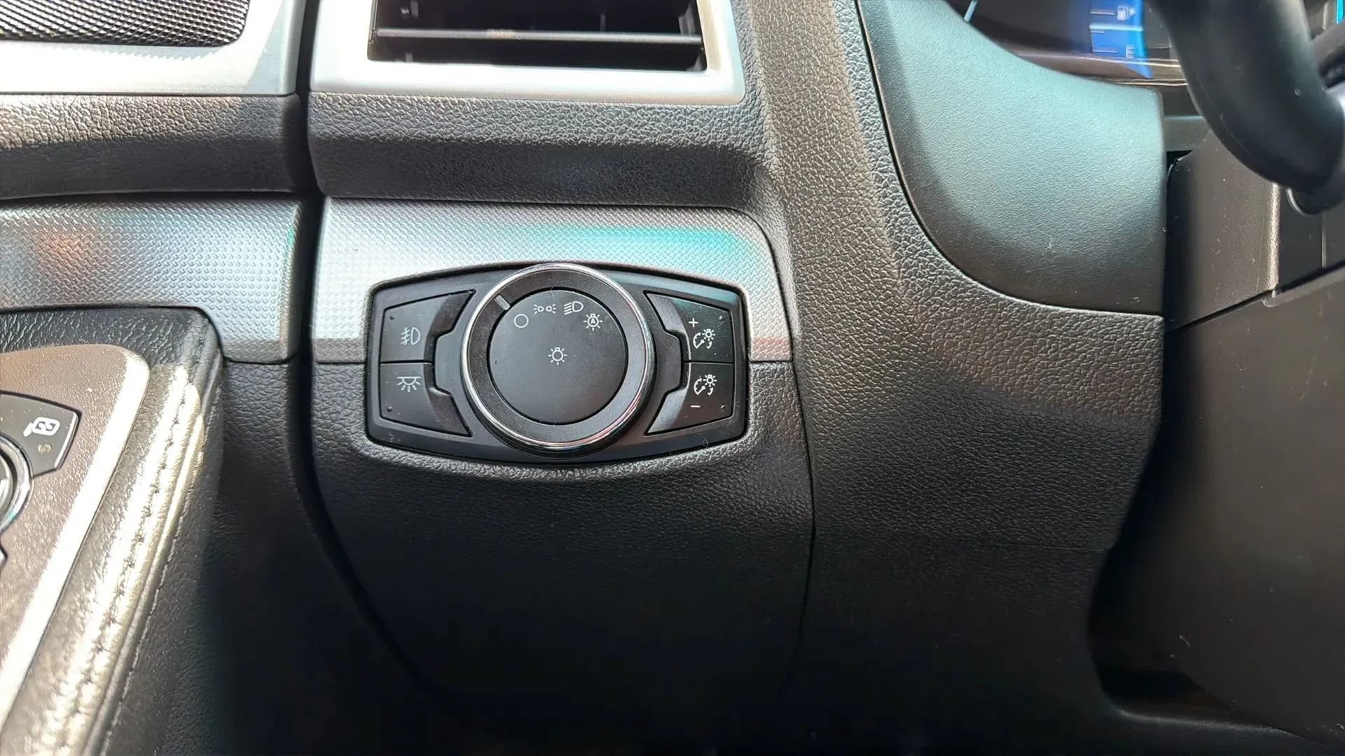 Used 2014 Ford Explorer XLT w/ Equipment Group 202A AWD/4WD image 15