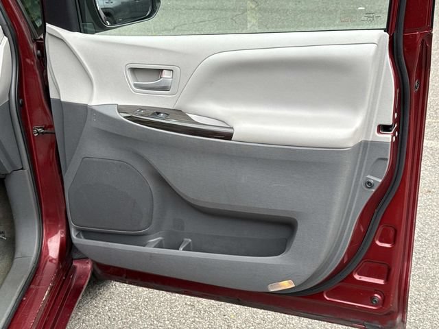 Used 2015 Toyota Sienna XLE Premium FWD image 8