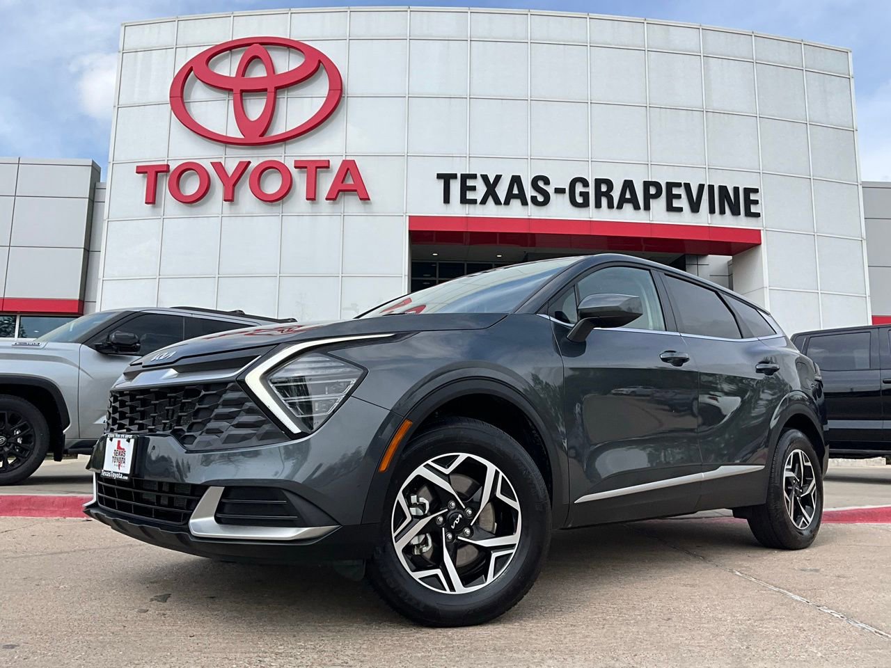 Used 2025 Kia Sportage LX image 2