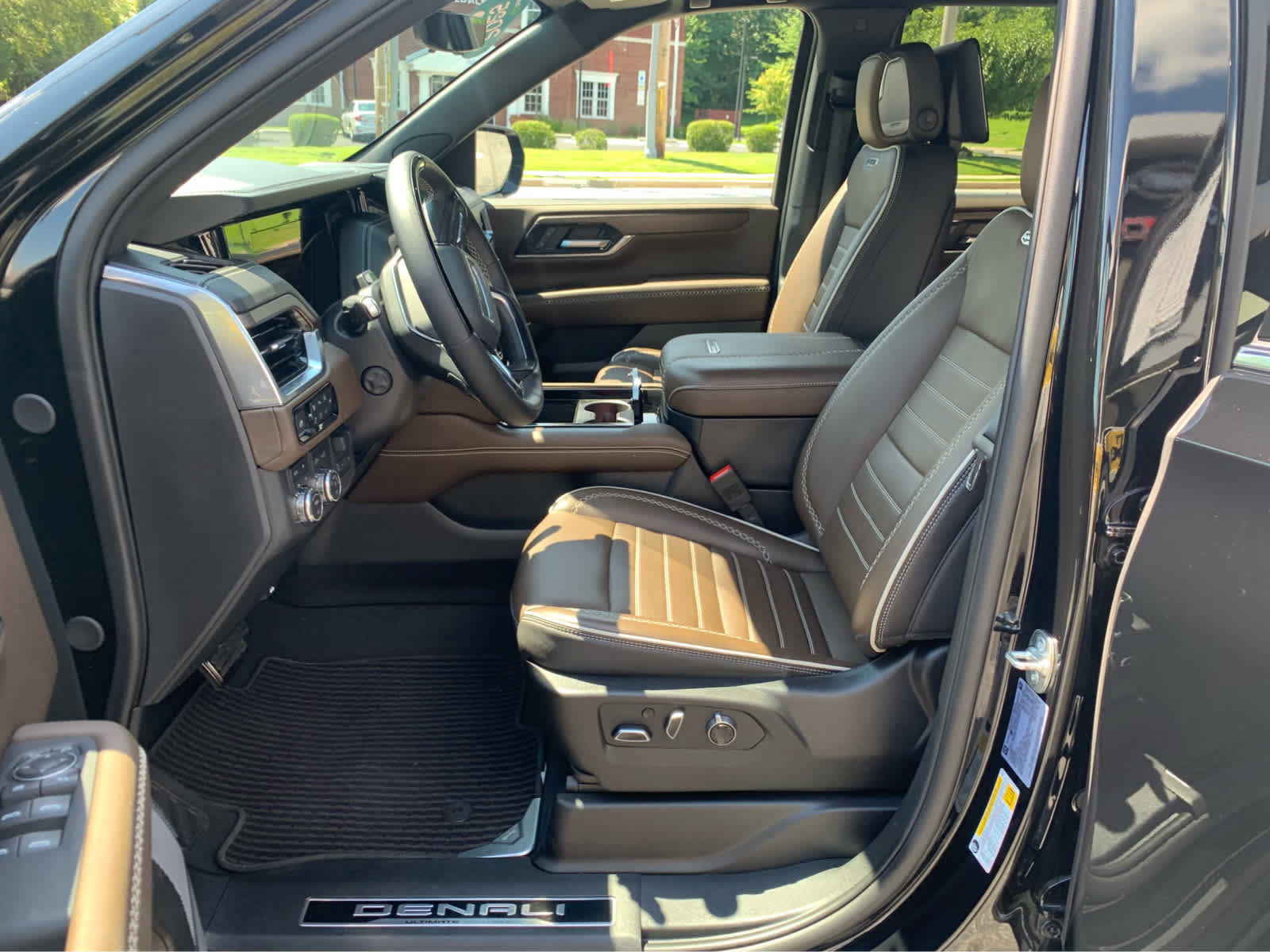 Used 2025 GMC Yukon Denali Ultimate AWD/4WD image 12