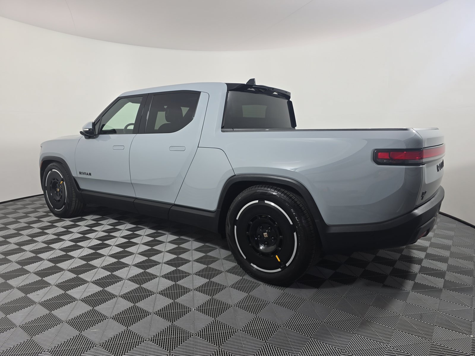 Used 2025 Rivian R1T Adventure Dual AWD/4WD image 3