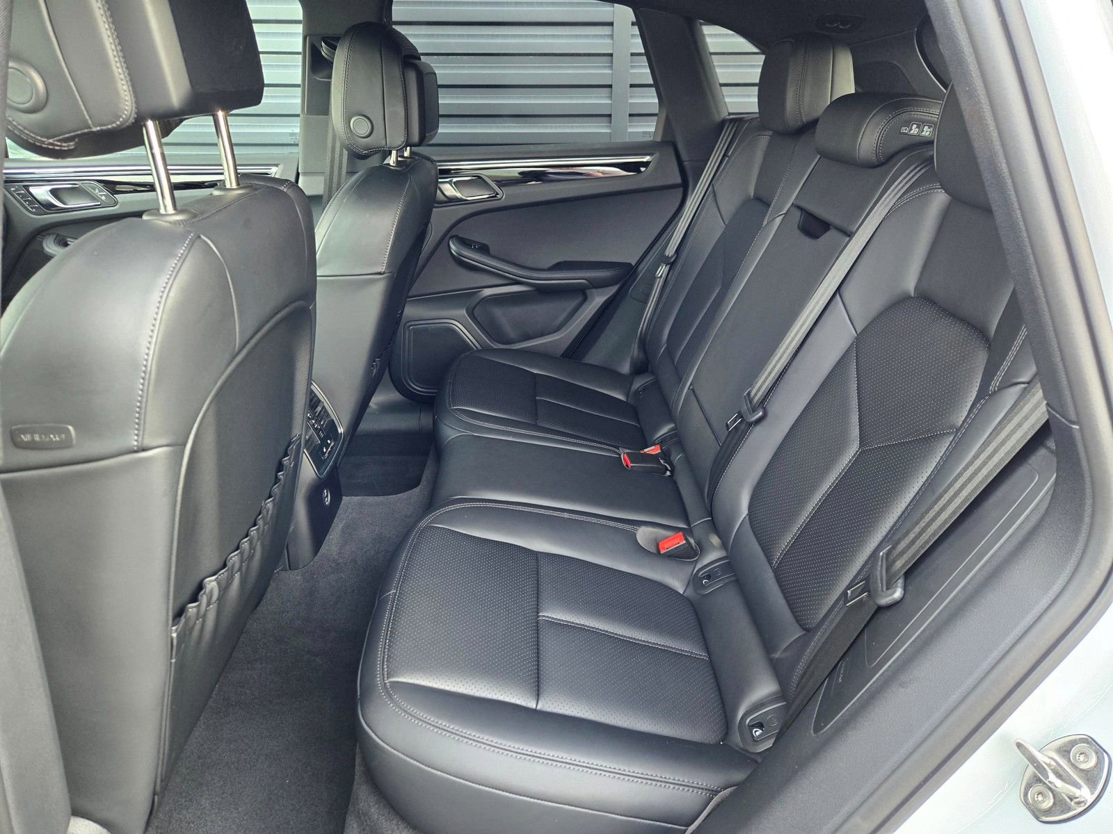 Used 2025 Porsche Macan AWD/4WD image 13