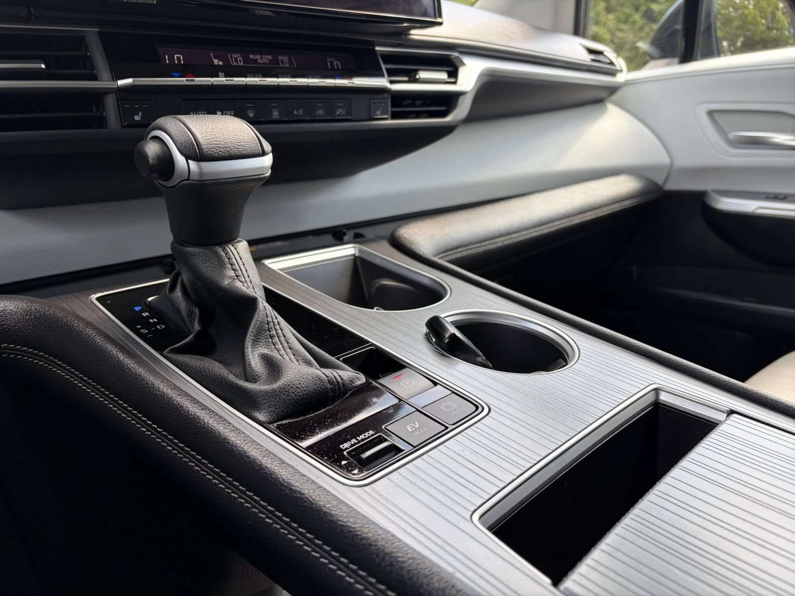 Used 2025 Toyota Sienna XLE FWD image 43