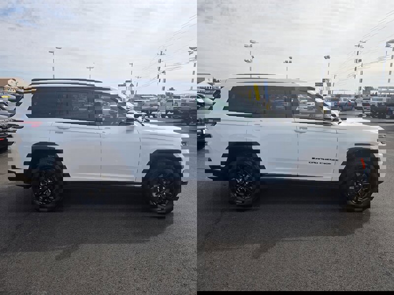 Used 2024 Jeep Grand Cherokee L Laredo image 2