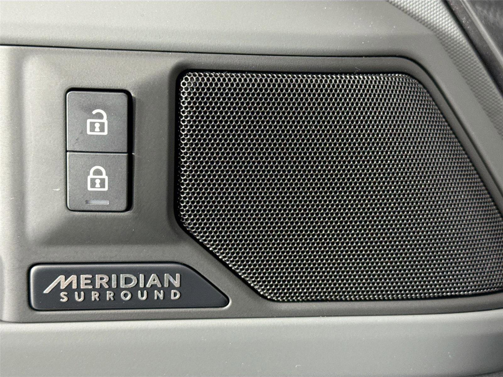 Used 2025 Land Rover Defender 110 X-Dynamic SE image 29