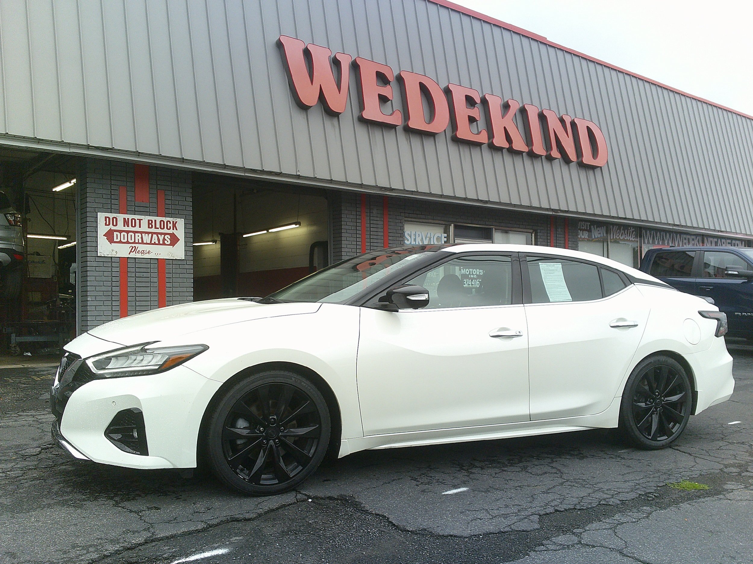 Used 2023 Nissan Maxima Platinum w/ Sport Mat Group FWD image 3