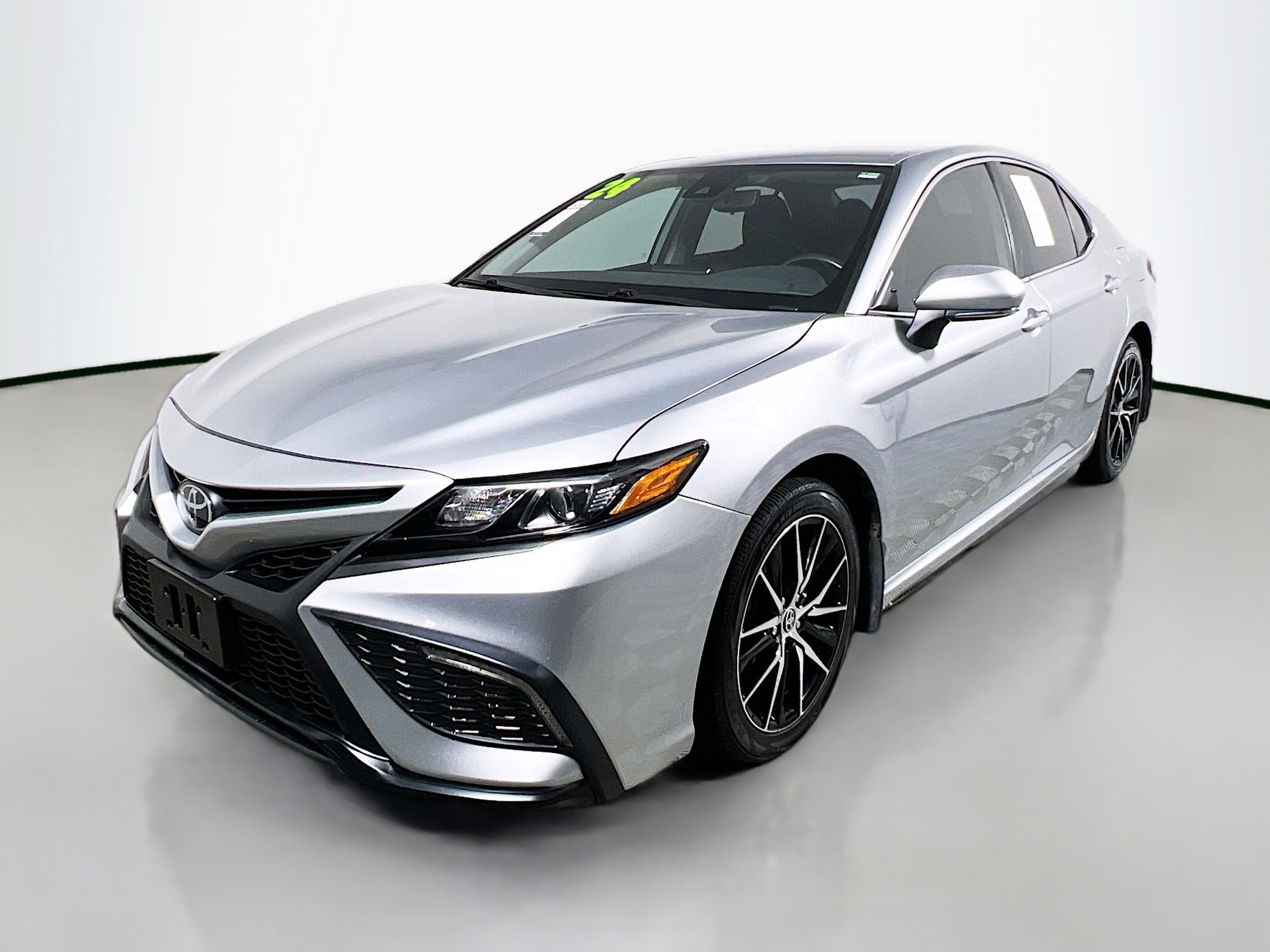 Used 2024 Toyota Camry SE image 10