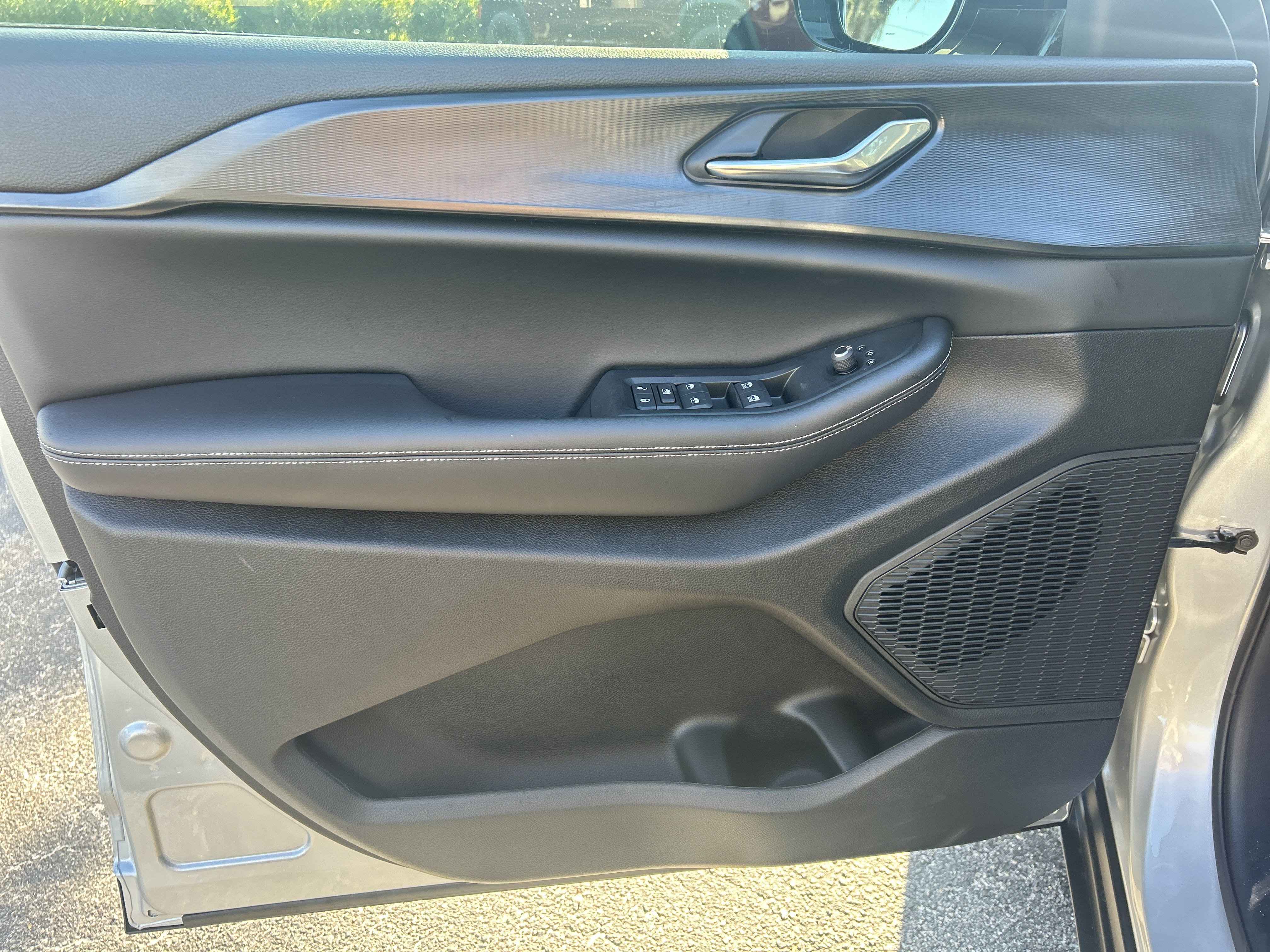 New 2025 Jeep Grand Cherokee Laredo image 12