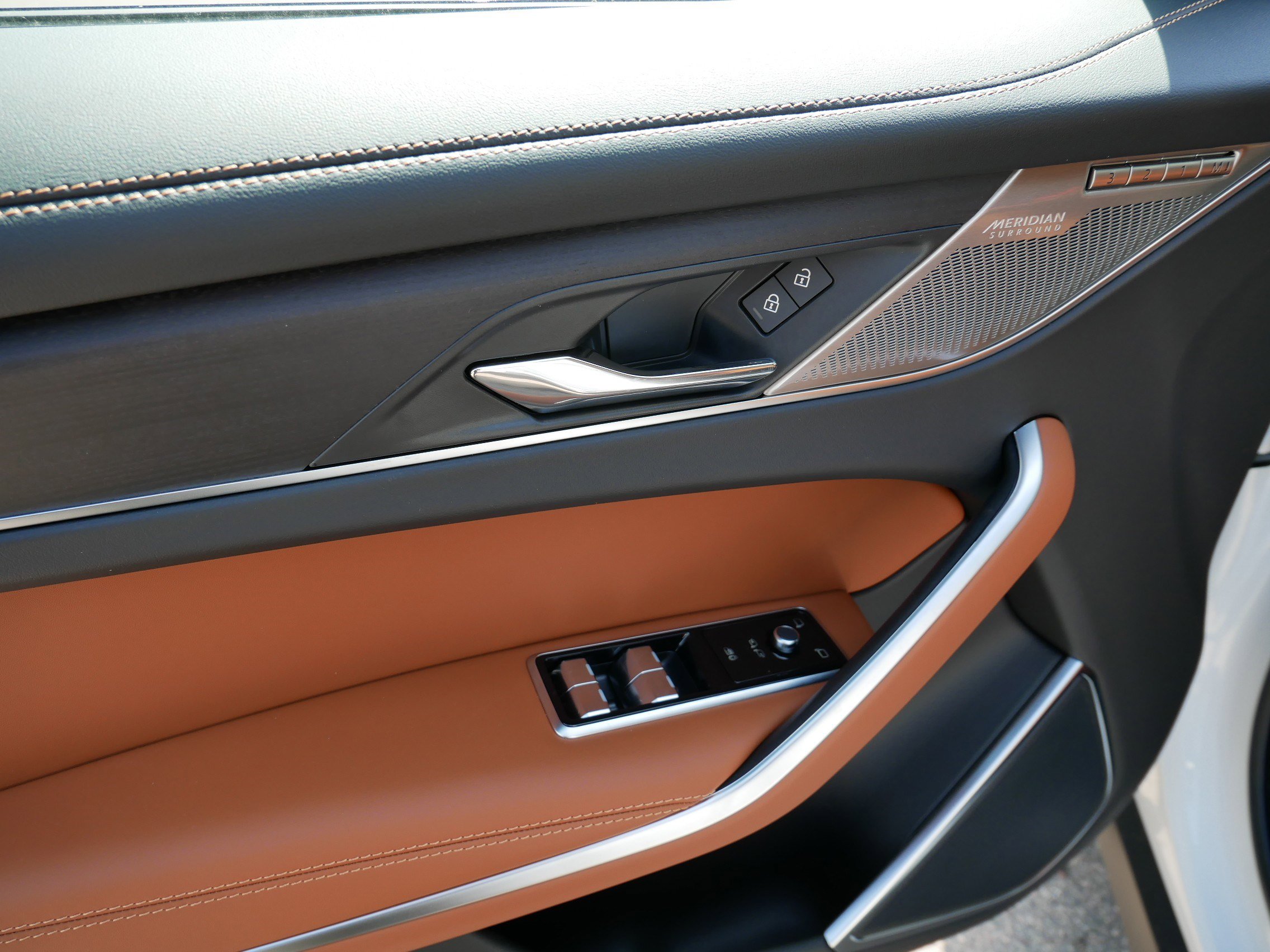 New 2026 Jaguar F-PACE R-Dynamic S image 4