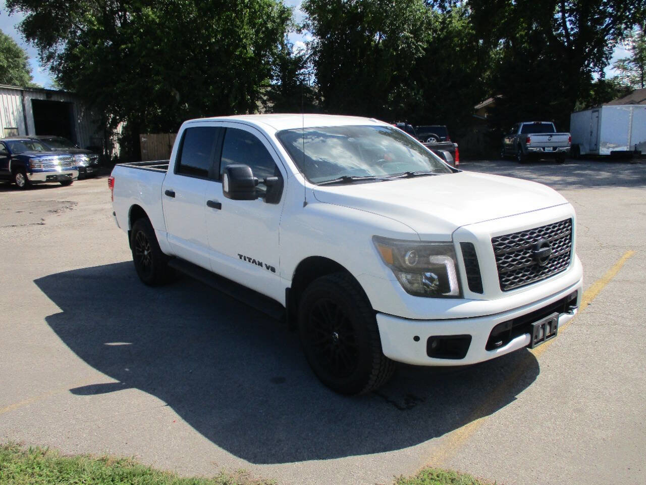 Used 2018 Nissan Titan SL image 3