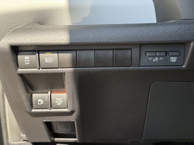 Used 2025 Toyota Sienna XLE FWD image 25