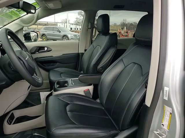 Used 2024 Chrysler Pacifica Select image 10