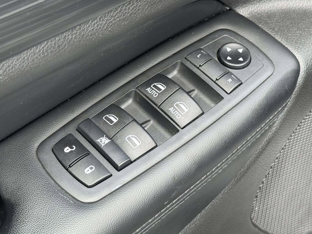 Used 2020 Jeep Grand Cherokee Laredo AWD/4WD image 28