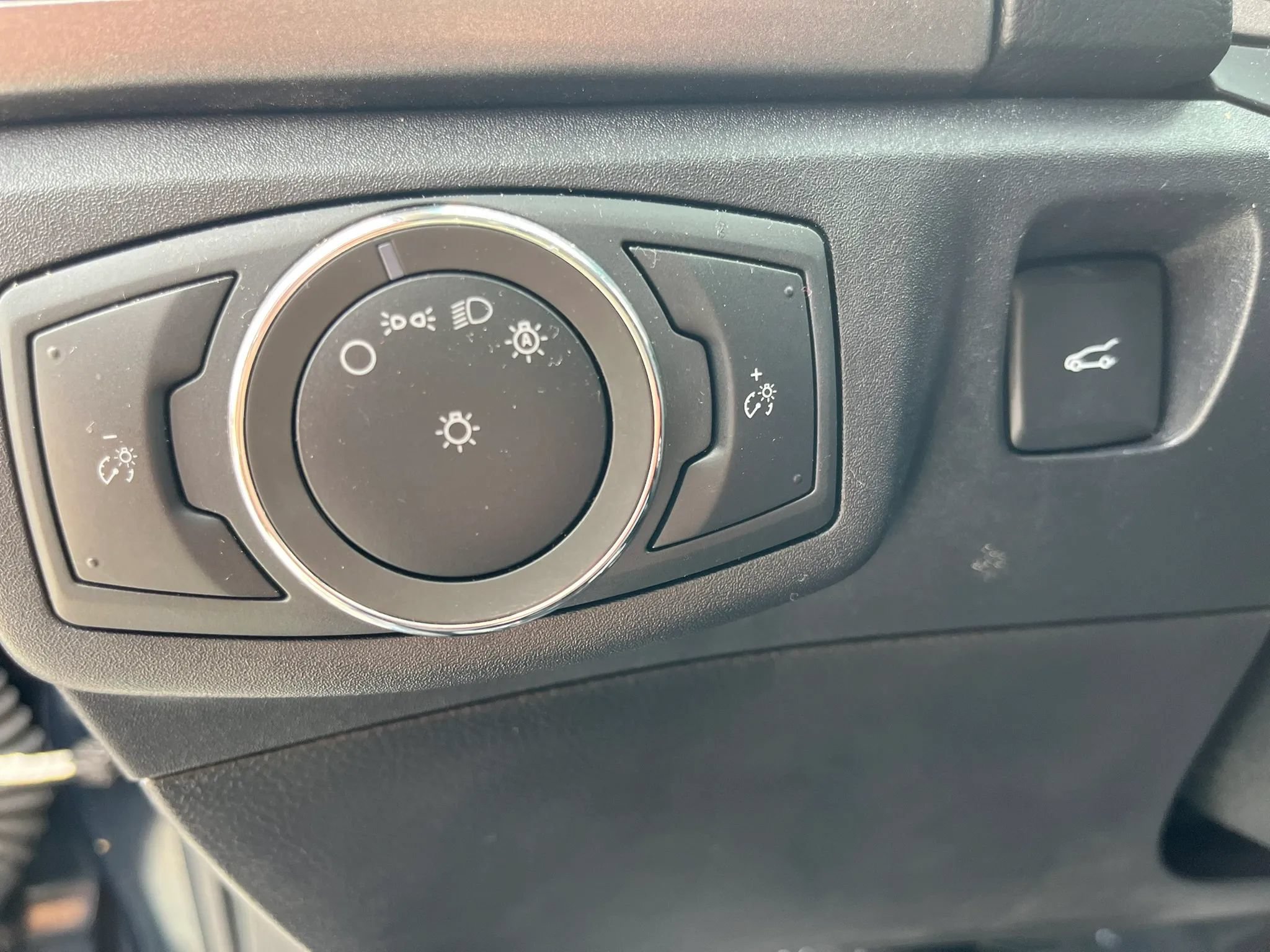Used 2020 Ford Fusion SEL FWD image 12