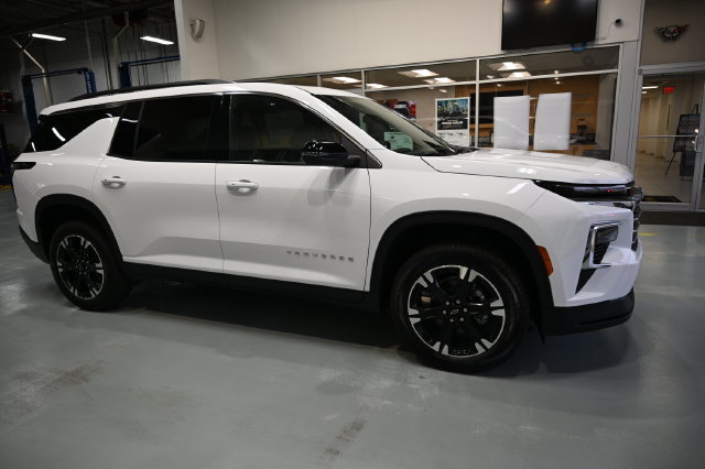 New 2027 Chevrolet Traverse LT w/ LPO, Floor Liner Package FWD image 4
