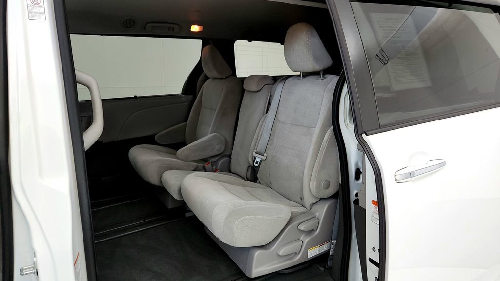 Used 2020 Toyota Sienna LE w/ LE Preferred Package FWD image 21