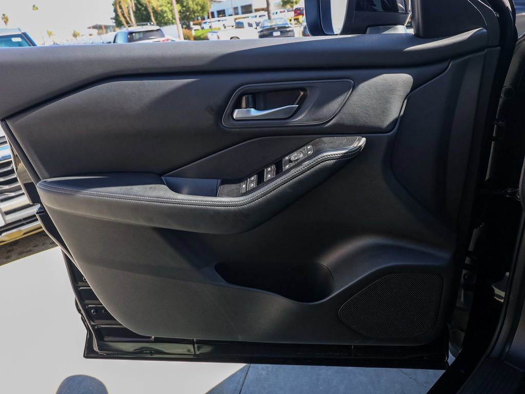 Used 2025 Nissan Rogue SV image 23