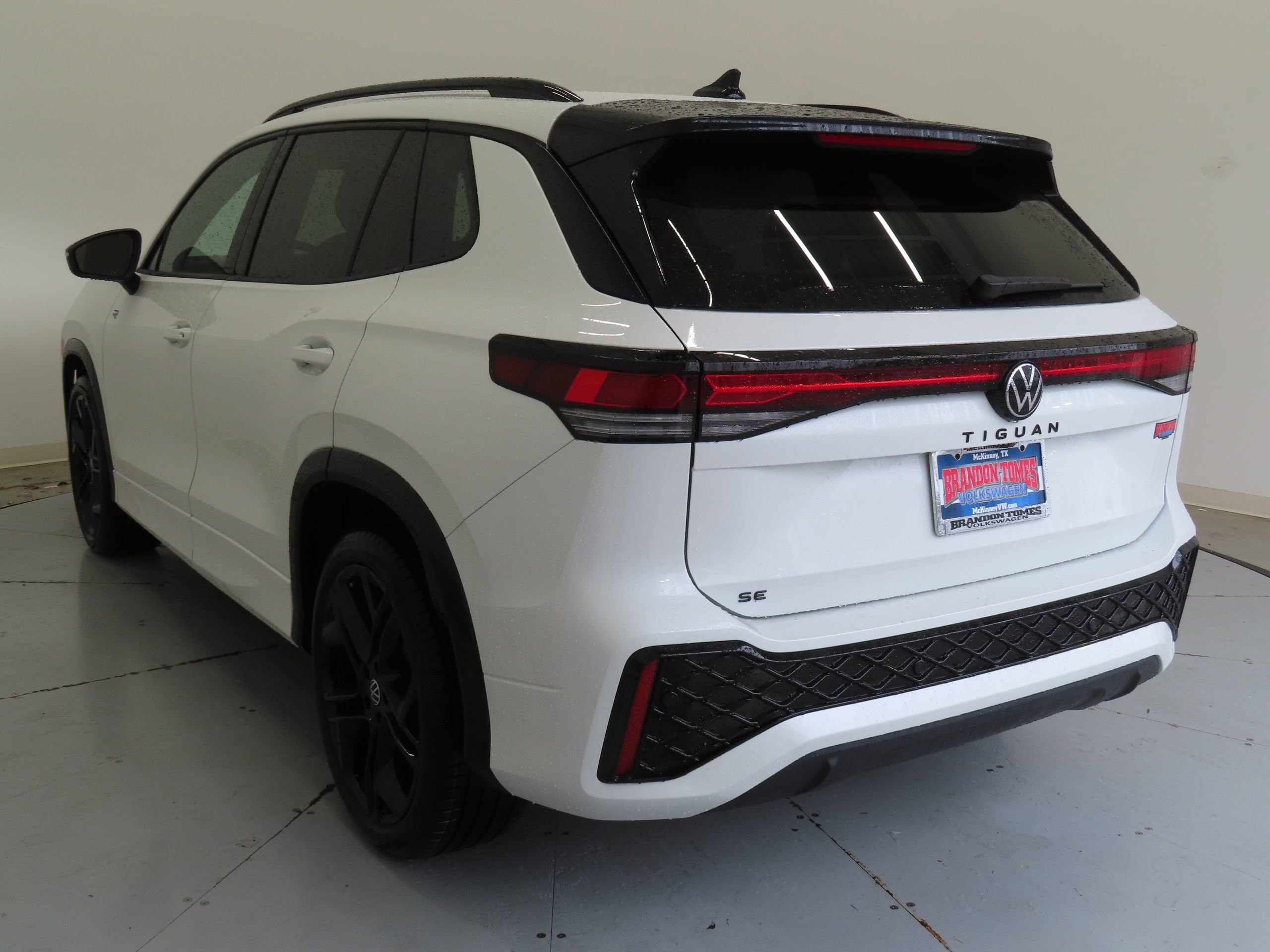 New 2026 Volkswagen Tiguan SE R-Line FWD image 5