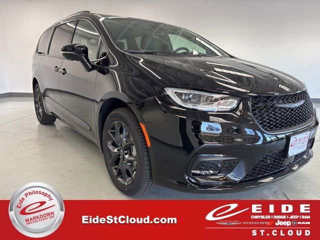 New 2026 Chrysler Pacifica Limited w/ S Appearance Package