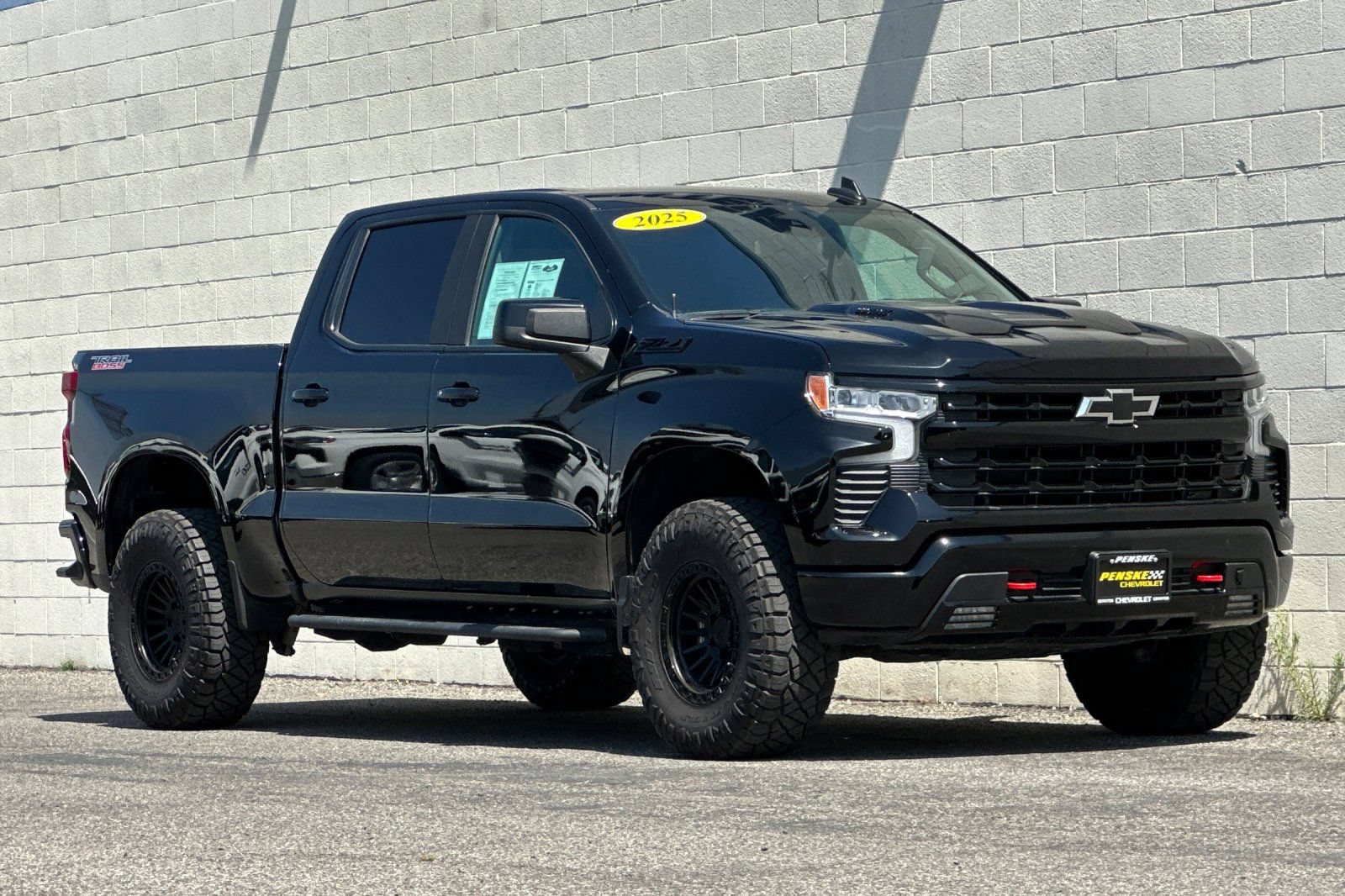 Used 2025 Chevrolet Silverado 1500 LT Trail Boss w/ LPO, Dark Essentials Package AWD/4WD image 2