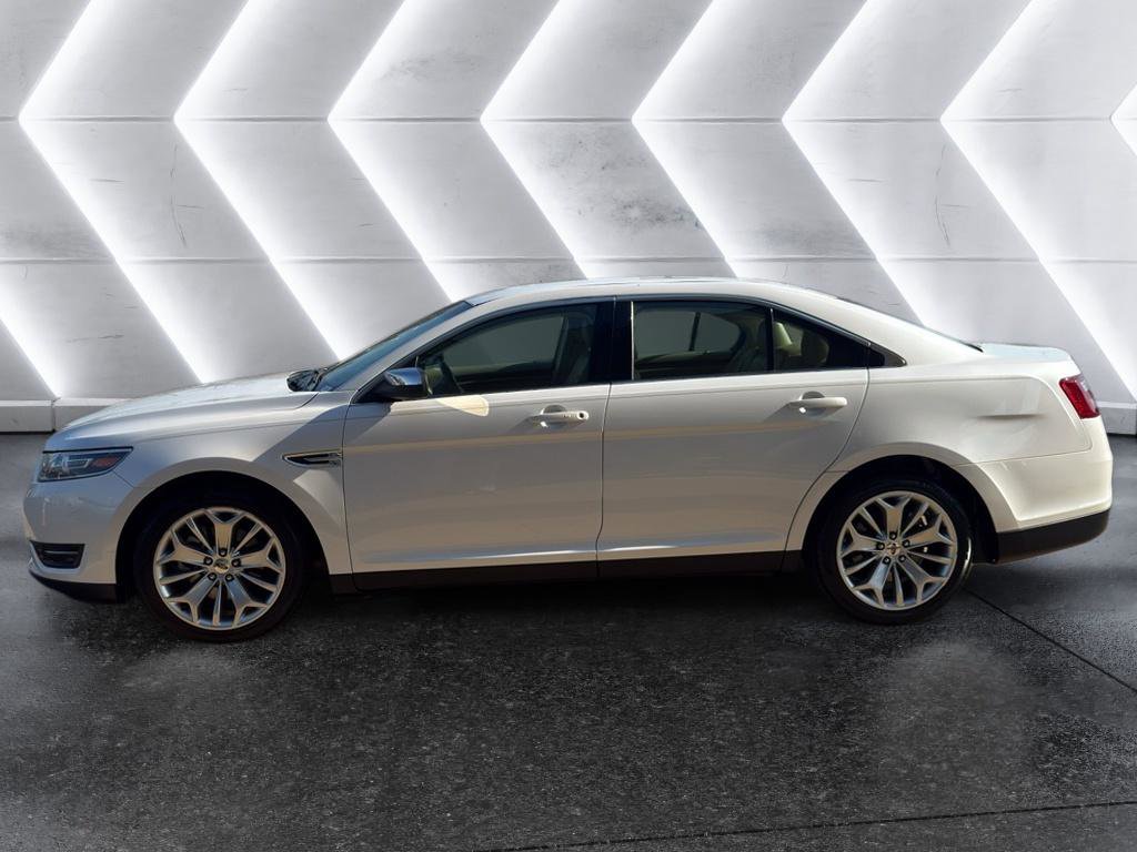 Used 2018 Ford Taurus Limited image 3
