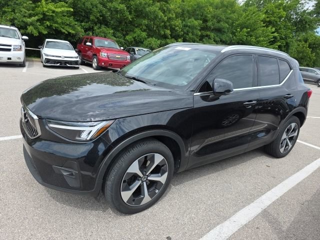 Used 2024 Volvo XC40 B5 Plus AWD/4WD image 2