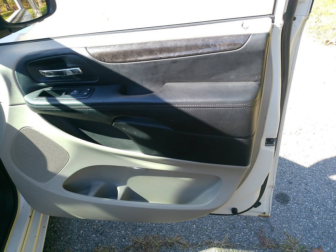 Used 2012 Dodge Grand Caravan SXT w/ Entertainment Group 1 FWD image 26