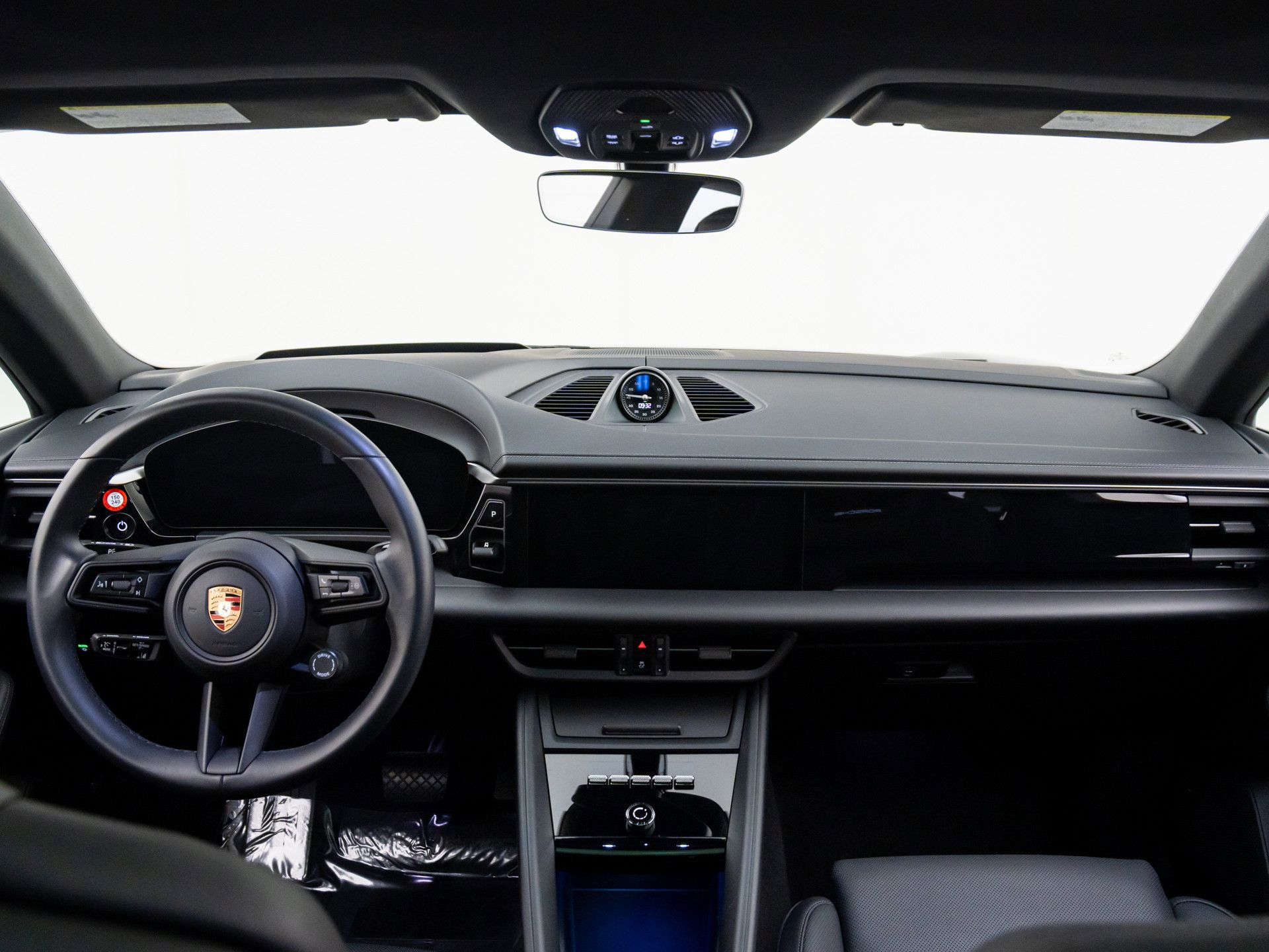 Certified 2025 Porsche Macan 4 Electric image 11