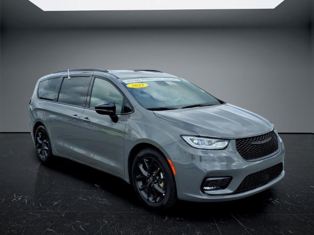 Used 2025 Chrysler Pacifica Limited FWD image 5