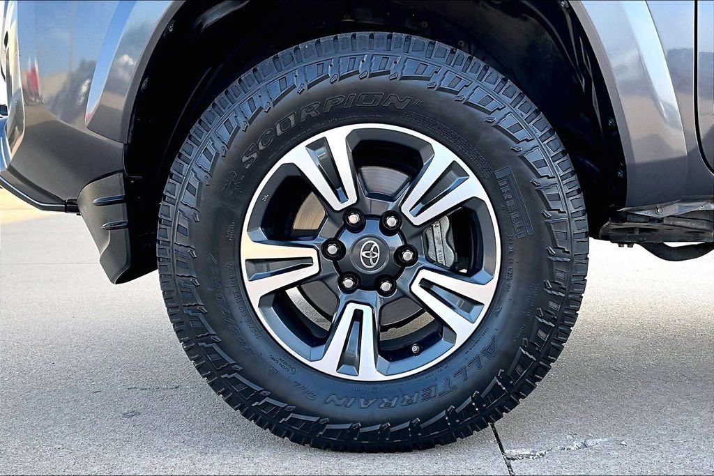 Used 2016 Toyota Tacoma TRD Sport w/ Towing Package RWD image 10