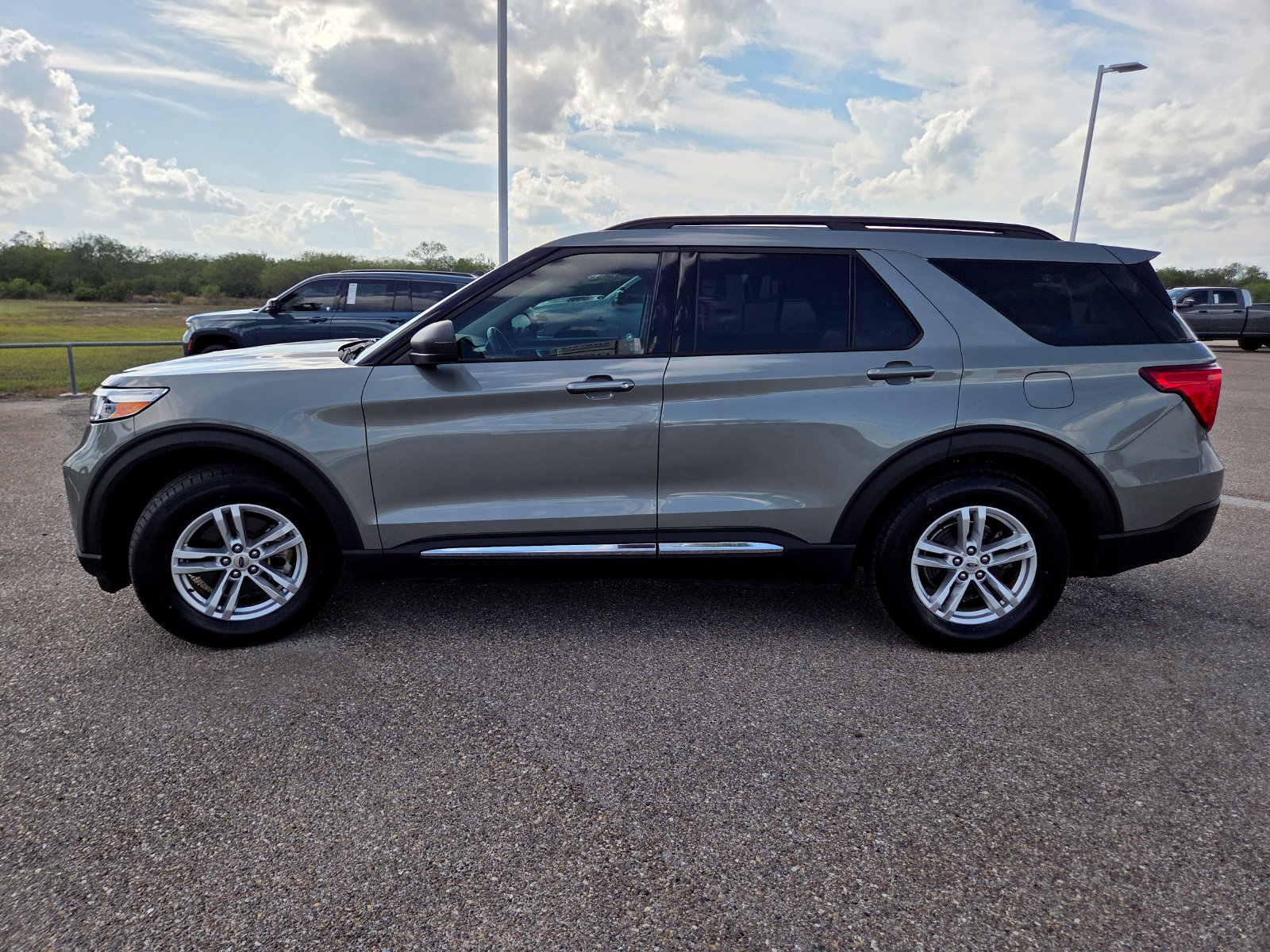 Used 2020 Ford Explorer XLT w/ Equipment Group 202A RWD image 4