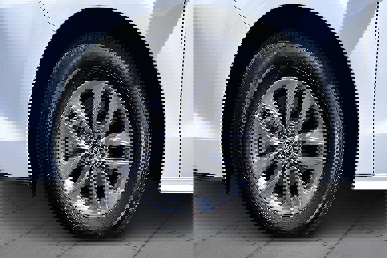 Used 2025 Toyota Sienna LE w/ LE Plus Package image 10