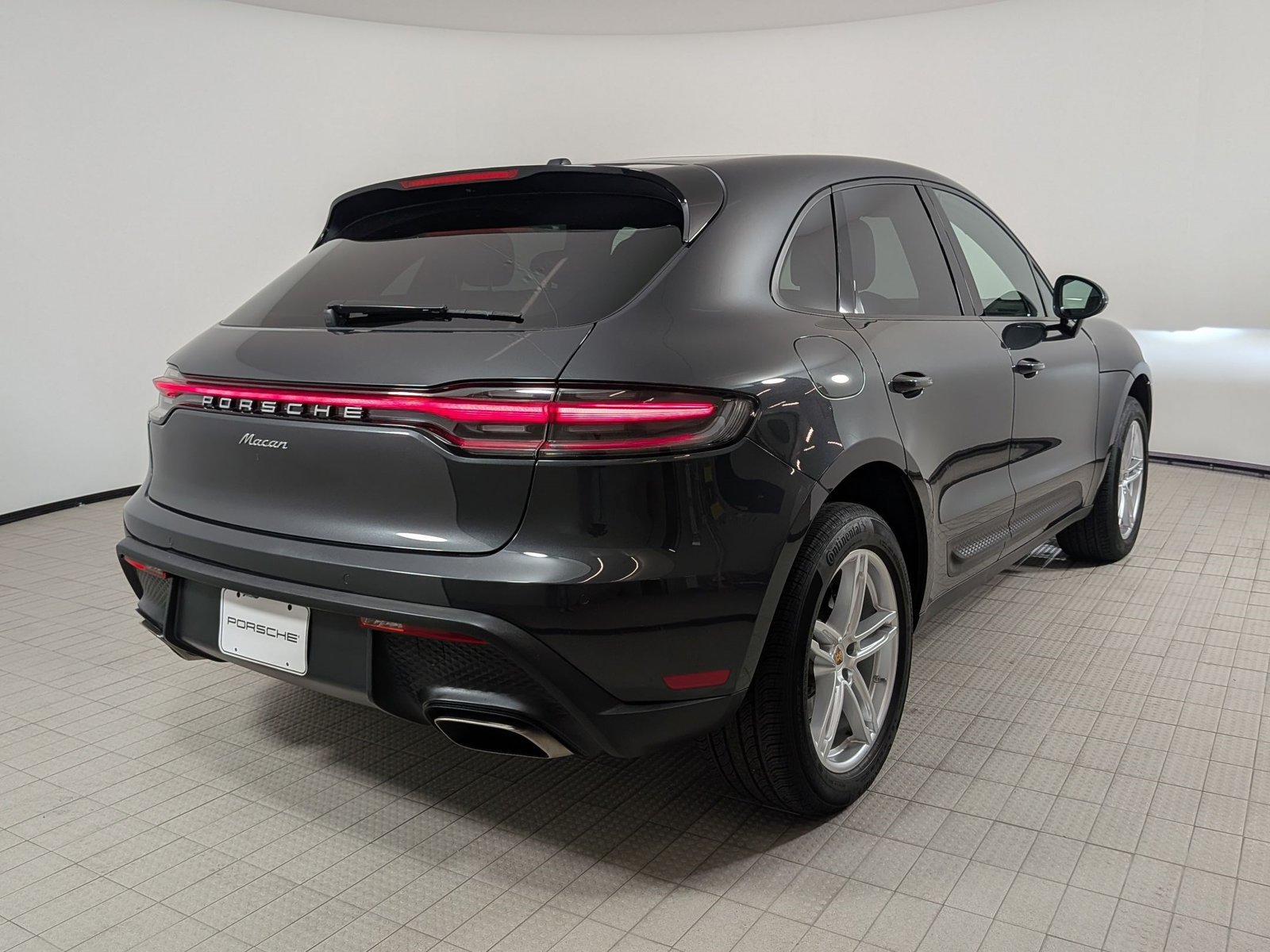 Certified 2023 Porsche Macan AWD/4WD image 9