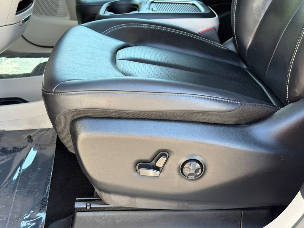 Used 2023 Chrysler Pacifica Touring-L image 16