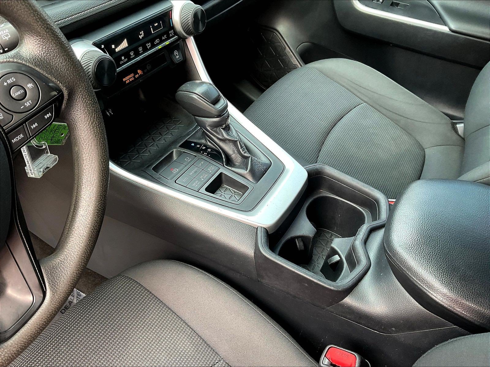 Used 2019 Toyota RAV4 LE AWD/4WD image 18