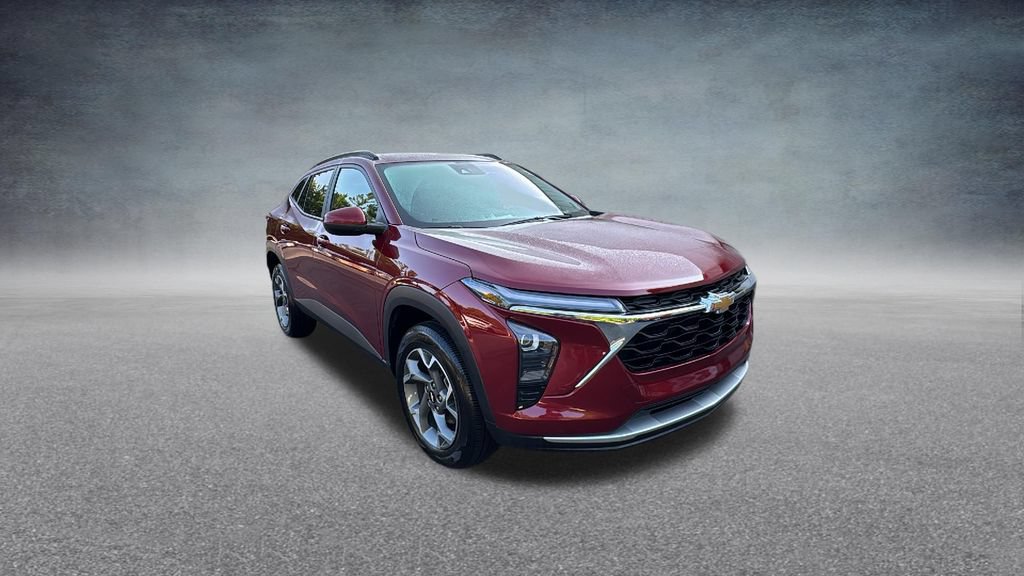 Used 2025 Chevrolet Trax LT FWD image 2