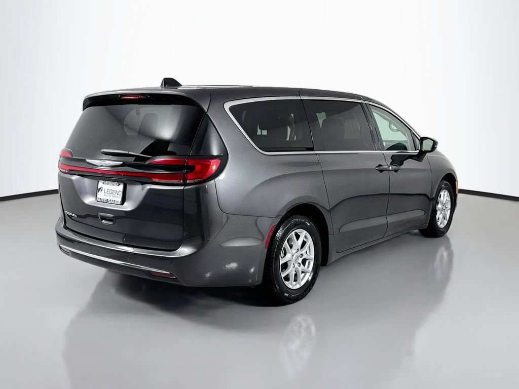 Used 2023 Chrysler Pacifica Touring-L FWD image 5