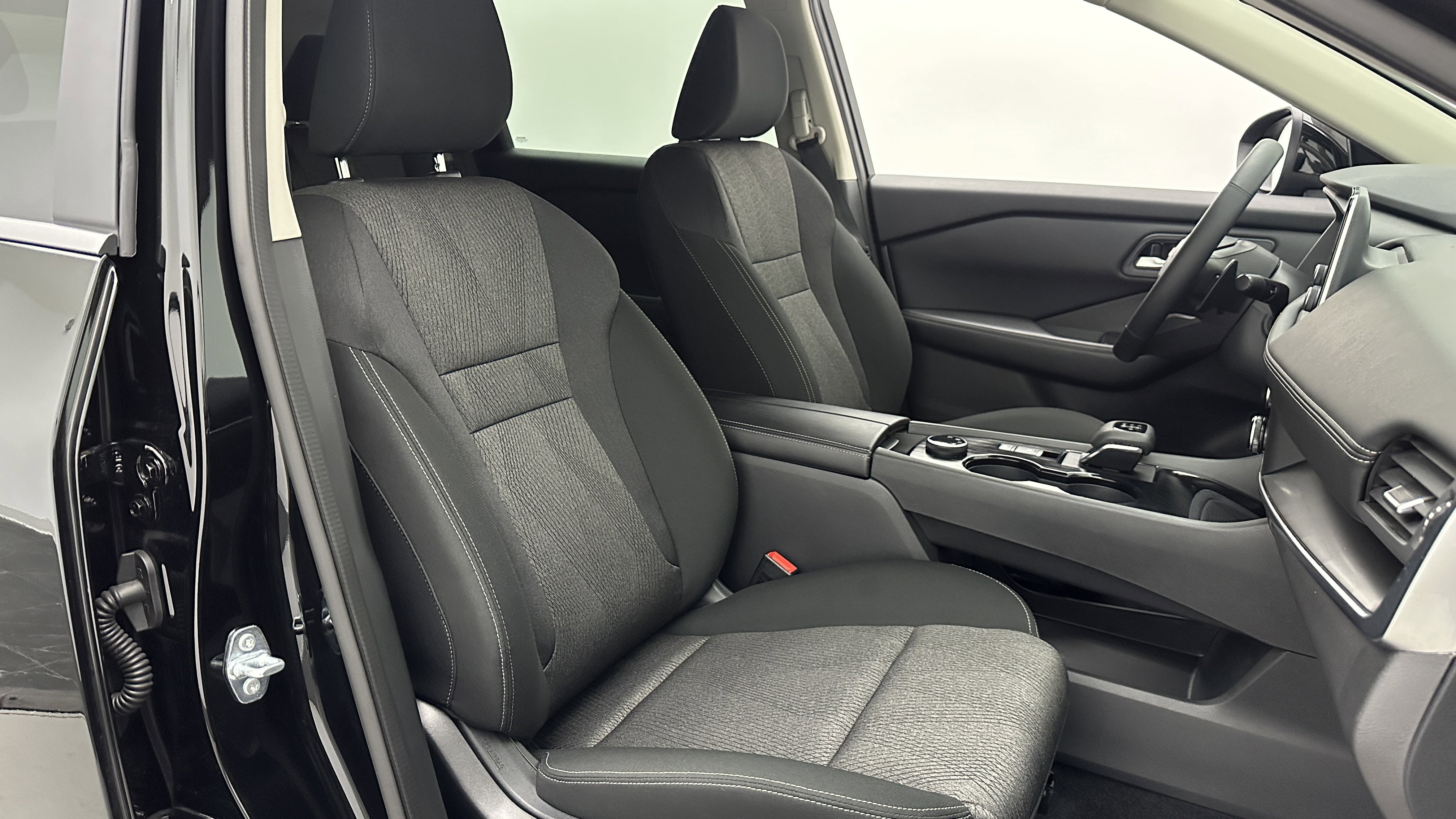 Used 2025 Nissan Rogue SV image 35