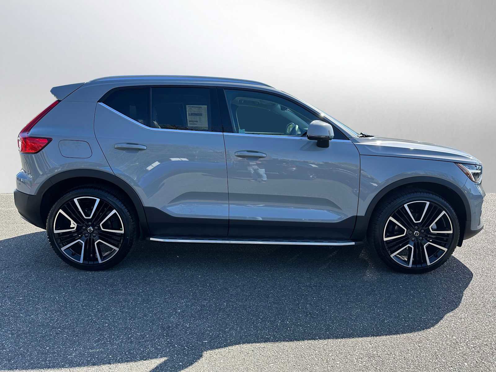 New 2025 Volvo XC40 B5 Ultra w/ Climate Package image 8