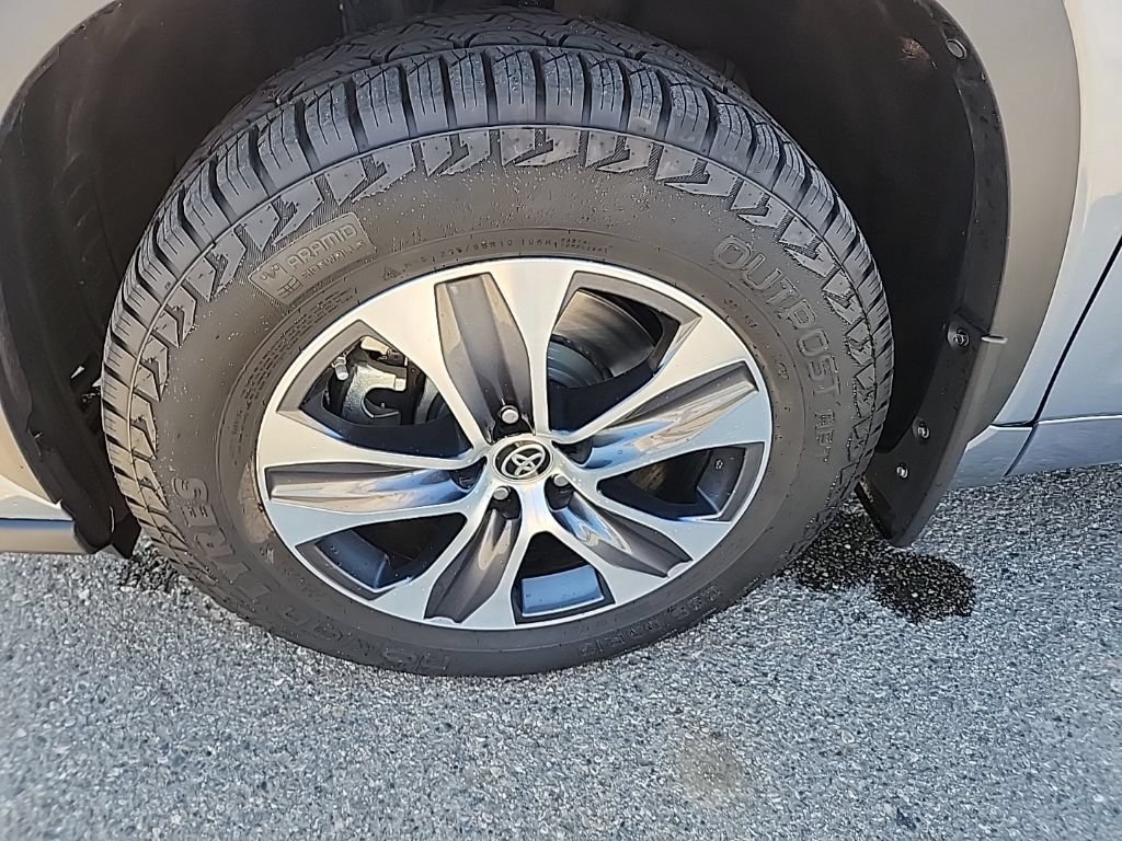Used 2022 Toyota Highlander XLE AWD/4WD image 53