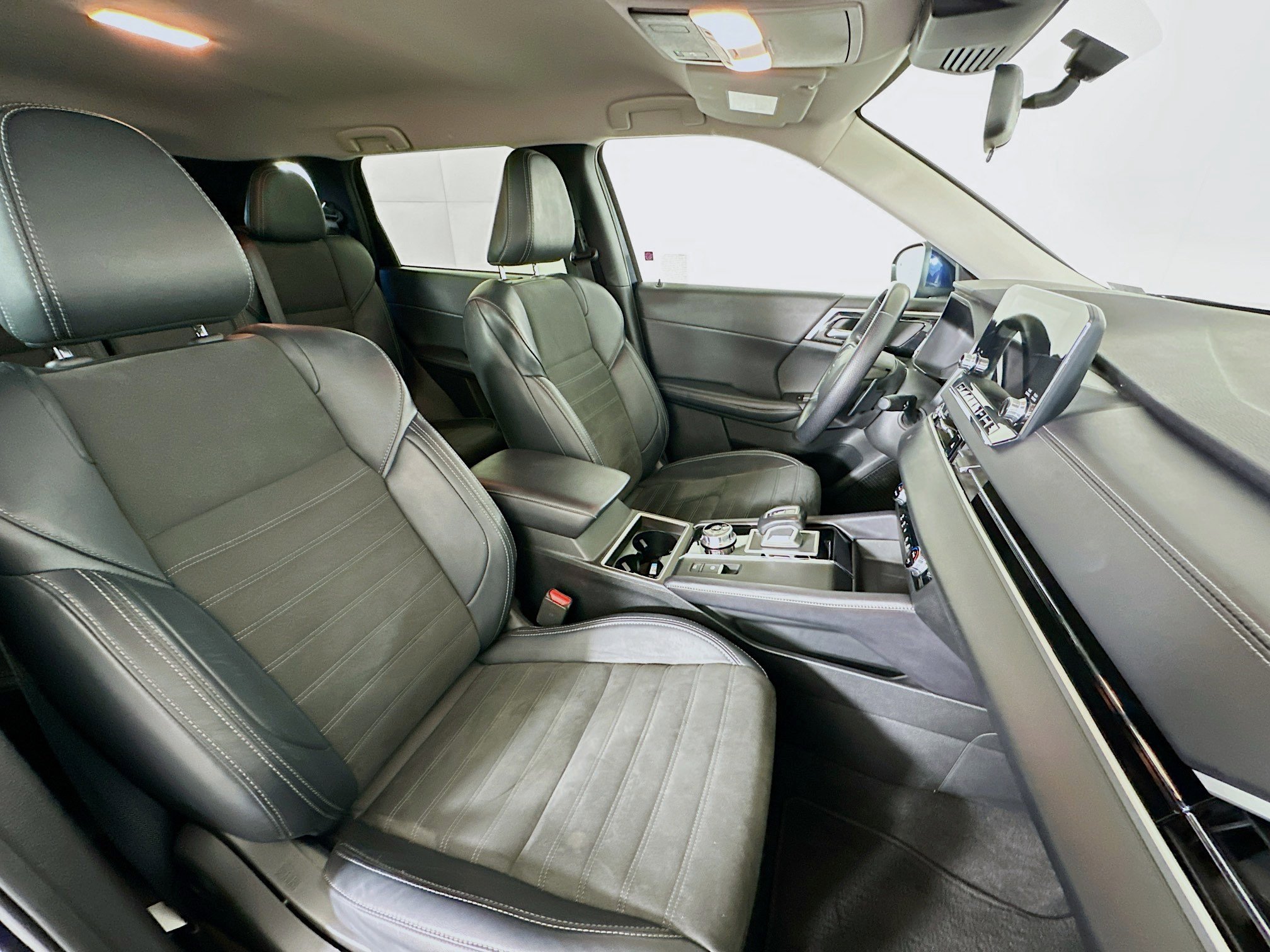 Used 2024 Mitsubishi Outlander SE image 34