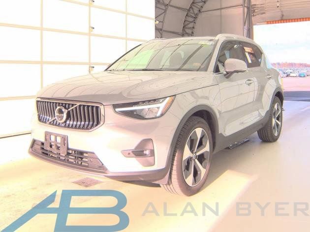 Certified 2025 Volvo XC40 B5 Plus AWD/4WD image 1
