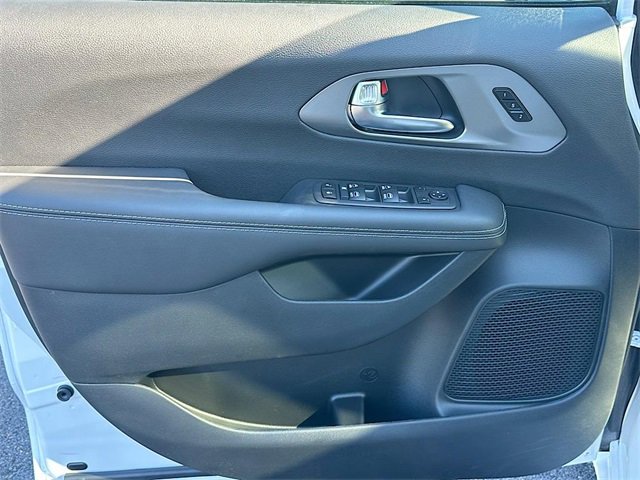New 2026 Chrysler Pacifica Select image 12