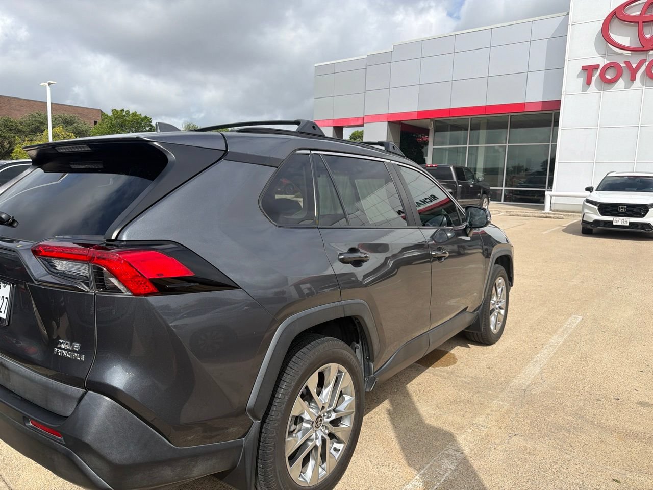 Used 2021 Toyota RAV4 XLE Premium FWD image 4