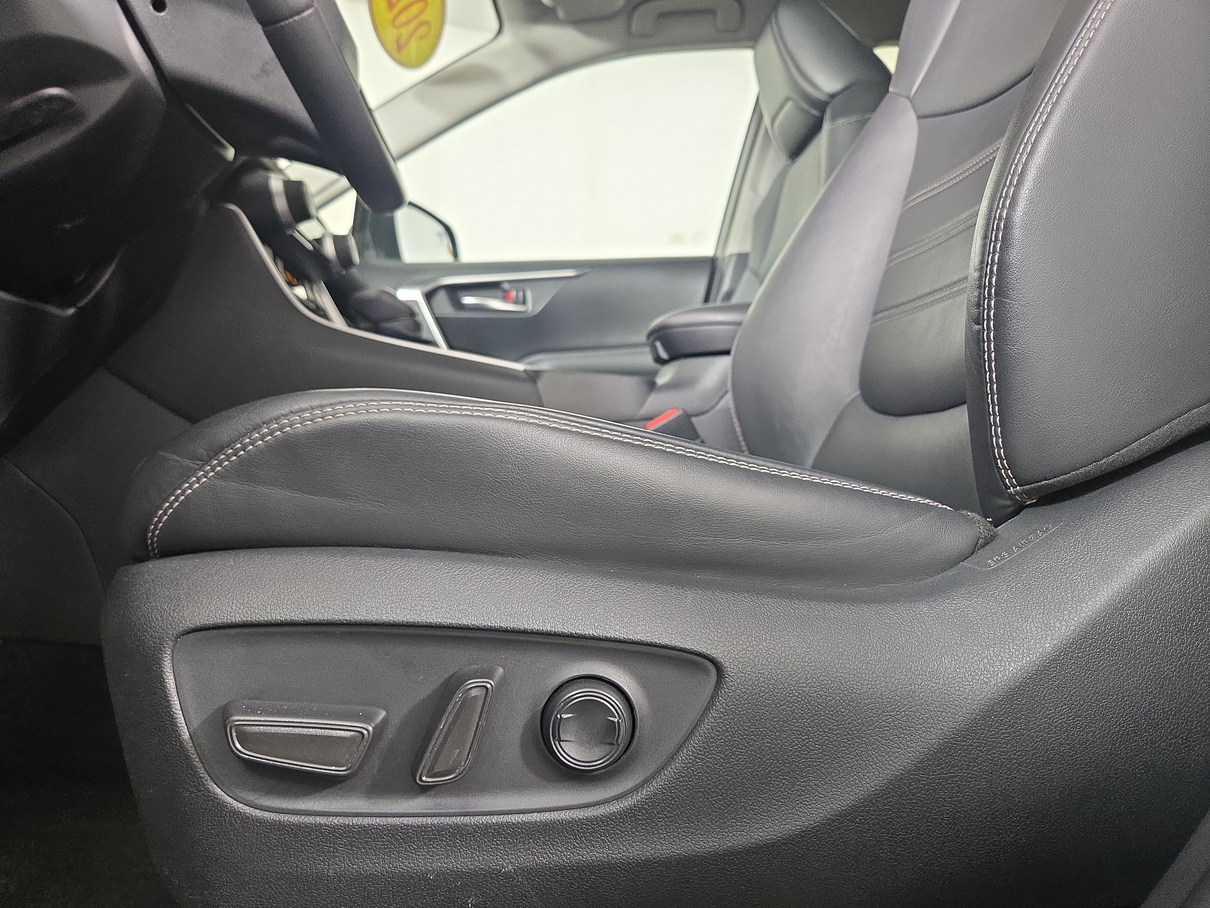 Used 2021 Toyota RAV4 XLE Premium AWD/4WD image 32