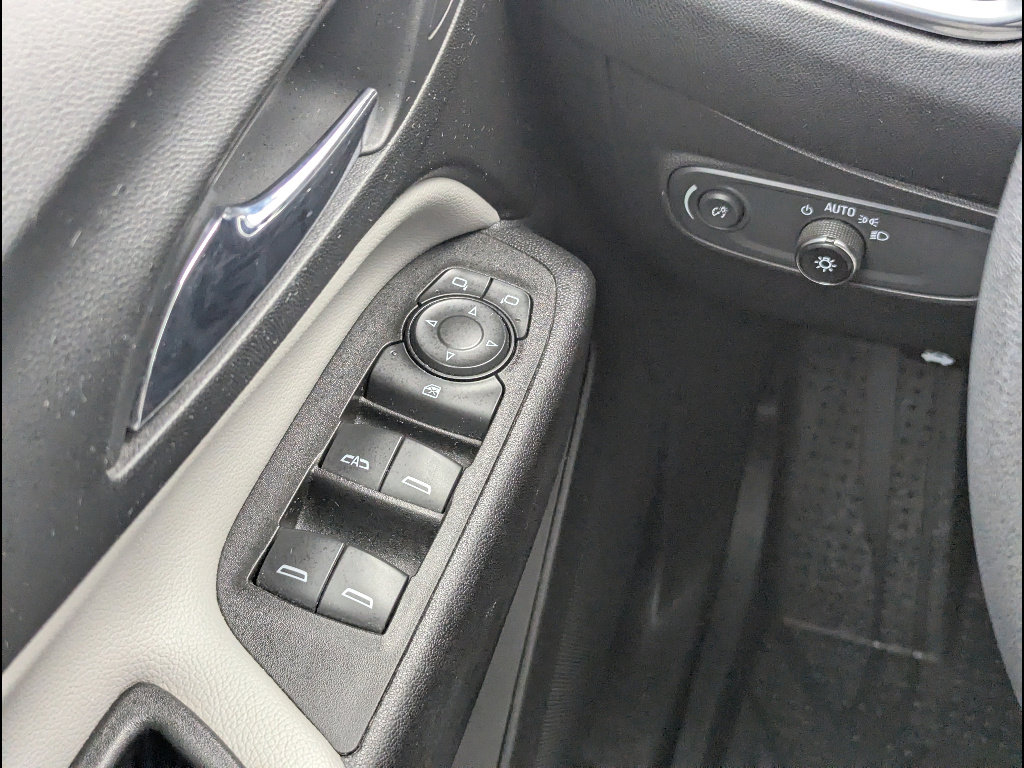 Used 2021 Chevrolet Equinox LS w/ LS Convenience Package image 27