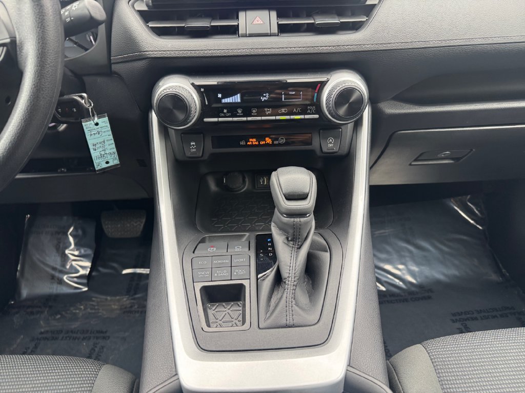 Used 2024 Toyota RAV4 LE AWD/4WD image 11