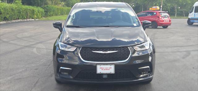 Used 2023 Chrysler Pacifica Touring-L FWD image 11